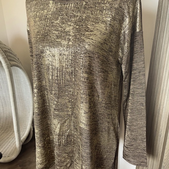 NWT! Gianni Bini Stunning! Gold metallic Long Sleeve Blouse. - Picture 2 of 7